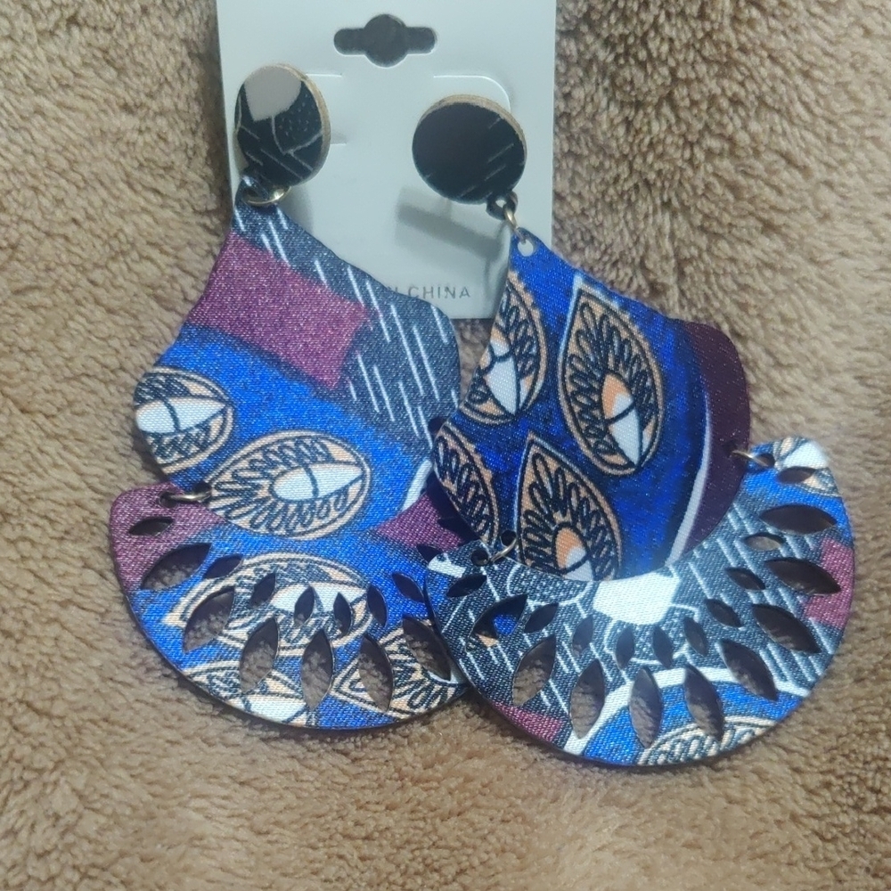 💕5 For 25 💕Blue and Gold Leaf Earrings - Picture 4 of 7